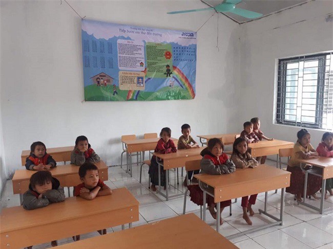 Ngày nhà giáo Việt Nam: Đến với học sinh vùng cao từ bó hoa, chiếc phong bì và tấm lòng