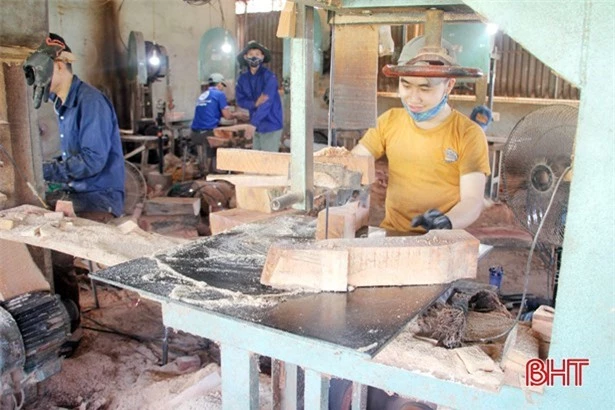 Nhiều cơ sở sản xuất đồ gỗ trên địa bàn đang dồn vốn để làm hàng tết