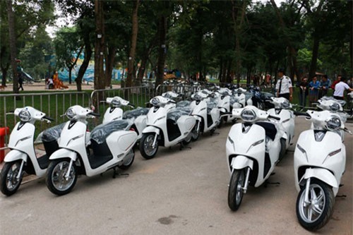 Cận cảnh xe điện VinFast Klara đang bày bán ở công viên Thống Nhất