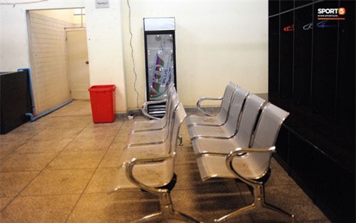 Phòng thay đồ của tuyển Việt Nam ở Myanmar: Nhà vệ sinh bốc mùi, ghế ngồi rỉ sét