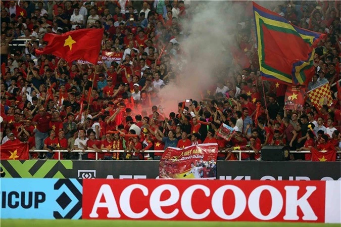 Pháo sáng trận Việt Nam vs Malaysia AFF Cup 3