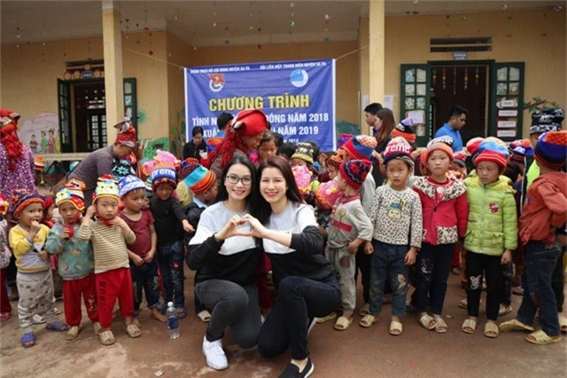  Vào những mùa từ thiện trước, Lương Giang đã mang tới trẻ em Lào Cai hàng nghìn áo ấm, sách vở và các vật dụng cần thiết. Với chuyến thiện nguyện lần này, Lương Giang đã tặng bếp ăn tới 81 học sinh mầm non và tiểu học của điểm trường Xín Chải A - Thanh Phú, huyện Sapa, Lào Cai. Đi cùng Lương Giang còn có nữ diễn viên Huyền Trang. 