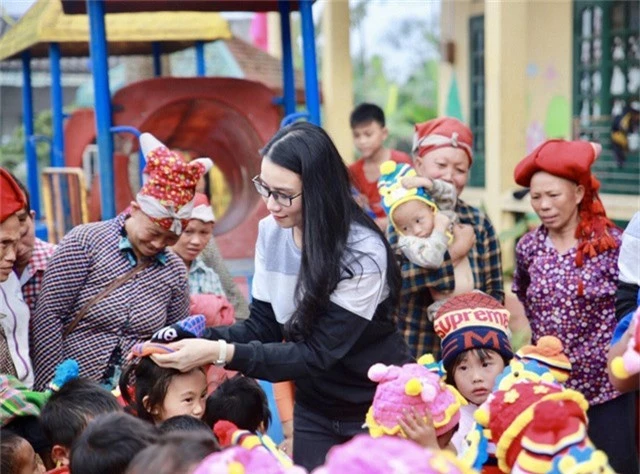 Ngoài ra, diễn viên Lương Giang còn mang tới vở mới, mũ len, dầu ăn và các vật dụng thiết yếu khác để dành tặng các em học sinh và các cô giáo của điểm trường Xín Chải A.
