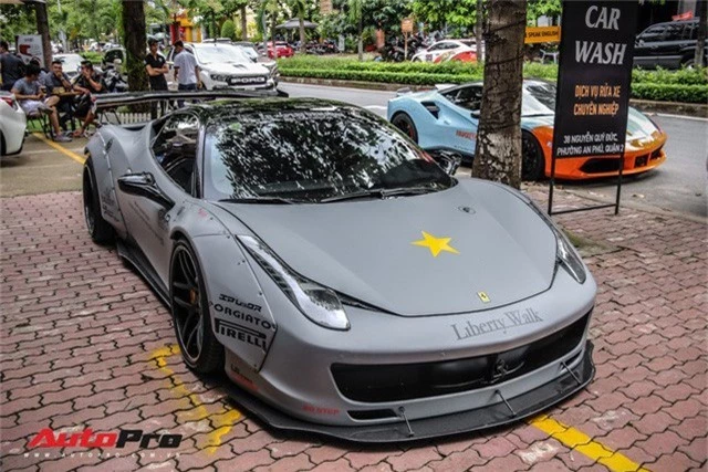 Dàn siêu xe Ferrari rủ nhau đi làm đẹp tại Sài Gòn - Ảnh 1.