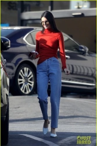 hai nang mau kendall jenner va kaia gerber do dang voi quan jeans hinh 1