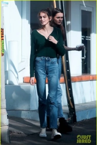 hai nang mau kendall jenner va kaia gerber do dang voi quan jeans hinh 13