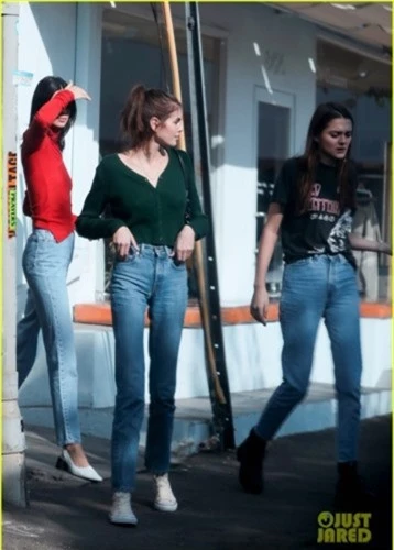 hai nang mau kendall jenner va kaia gerber do dang voi quan jeans hinh 9