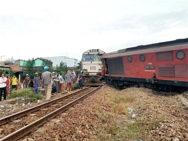 Hiện trường vụ tai nạn hai tàu hàng đâm trực diện ở ga Núi Thành