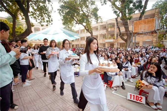 Trường Việt Đức chào mừng ngày 20/11: Đã mắt ngắm dàn nữ sinh xinh ngây ngất trong tà áo dài - Ảnh 12.