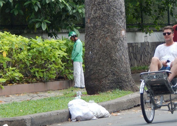 Nhức mắt với hình ảnh tiểu bậy giữa Sài Gòn