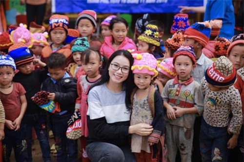 "Cô giáo hot girl” tặng bếp ăn tới trò nghèo Lào Cai