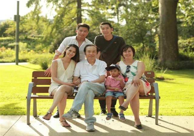 Dương Thùy Linh và các thành viên trong gia đình.