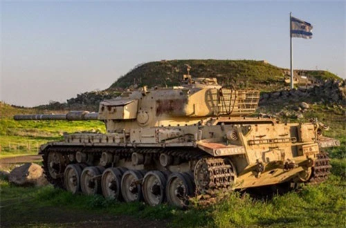 Một xe tăng của Israel ở cao nguyên Golan.