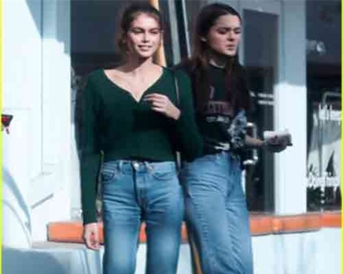 Hai nàng mẫu Kendall Jenner và Kaia Gerber đọ dáng với quần jeans