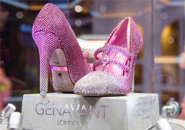 Đôi giày đính kim cương hồng trị giá hơn 100 tỷ đồng. (Nguồn: Bloomberg)
