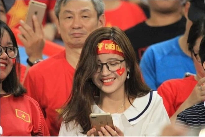 Sau hiệp 1 trận đấu giữa đội tuyển Việt Nam và đội tuyển Malaysia ở vòng loại giải AFF Cup 2018, bên cạnh niềm vui khi đội nhà tạm dẫn trước 1-0, nhiều dân mạng chia sẻ loạt ảnh các cổ động viên xinh đẹp có mặt trên khán đài sân vận động Mỹ Đình, Hà Nội. Một trong những cô gái được 