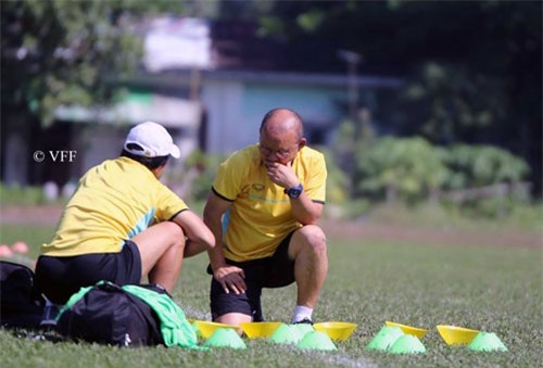 Các tuyển thủ tập giữa trưa, HLV Park bày sa bàn ‘dã chiến’