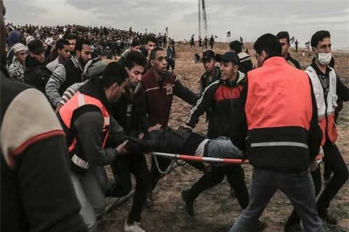 ột người bị thương trong cuộc biểu tình ở Gaza ngày 16/11. Ảnh: AFP