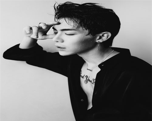 Sau 3 năm ca hát, fan phấn khích khi Erik mạnh dạn cởi áo, thoát hình tượng thư sinh