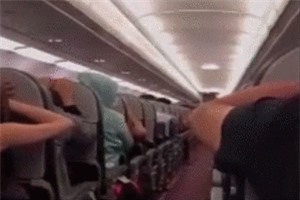 Clip: Tiếng la hét kinh hoàng của hành khách trên máy bay nghi gặp sự cố