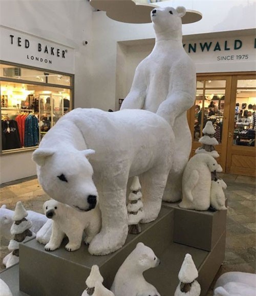 Kỳ lạ trang trí Giáng sinh với cảnh sinh hoạt tình dục của gấu Bắc cực