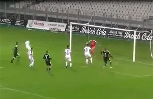 Clip: Những pha cứu thua ‘không thể tin nổi’ của chàng thủ môn