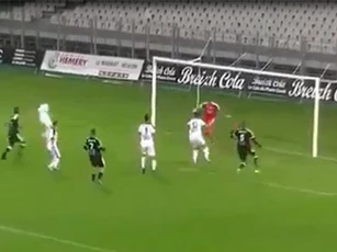 Clip: Những pha cứu thua ‘không thể tin nổi’ của chàng thủ môn