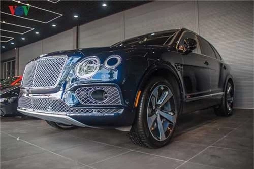 Cận cảnh “hàng hiếm” Bentley Bentayga First Edition tại Việt Nam. Chiếc Bentayga màu độc thuộc phiên bản First Edition hiện đang nằm tại một showroom chuyên bán xe sang tại Q5 (TP HCM). (CHI TIẾT)