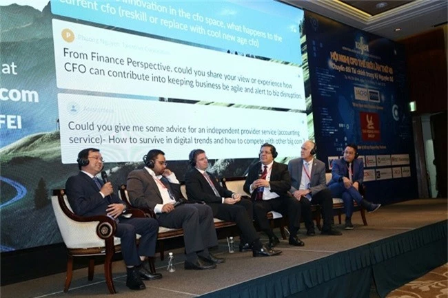 Các diễn giả trong phiên thảo luận về CFO tại hội nghị CFO thế giới lần thứ 48 tại TP. HCM