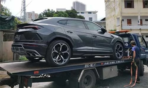 Siêu xe Lamborghini Urus thứ 2 Việt Nam xuất hiện tại Nha Trang. Nếu như chiếc Lamborghini Urus màu trắng được bàn giao cho đại gia Minh Nhựa thì chiếc màu xám bất ngờ xuất hiện tại Nha Trang. (CHI TIẾT)