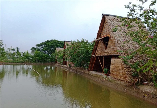 Khu nhà nghỉ của thầy giáo Huỳnh Trịnh Quốc Phong có cảnh quan tuyệt đẹp, vật dụng mỗi túp lều được bằng chủ yếu bằng tre, thân thiện với môi trường.