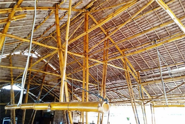 Mái nhà ăn trung tâm được lợp bằng lá; toàn bộ khung sườn căn nhà được làm bằng tre