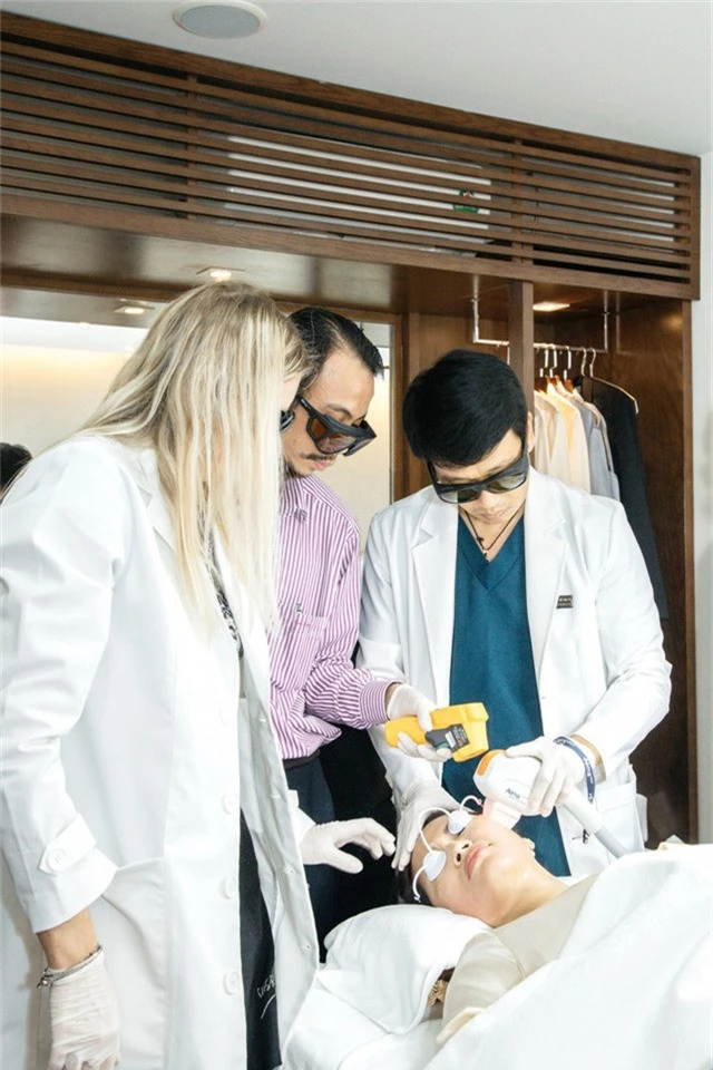 Thạc sĩ – Bác sĩ Hồ Cao Vũ điều trị nâng cơ cho bệnh nhân bằng công nghệ cao