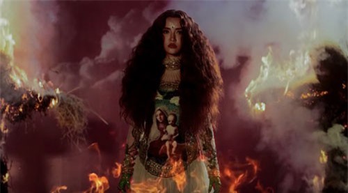 Vừa trở lại, Bích Phương đã vướng nghi vấn xúc phạm tôn giáo