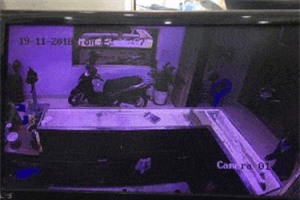 Clip: Thanh niên dùng búa đập vỡ kính cướp 5 cây vàng trong ‘tích tắc’ ở Quảng Nam