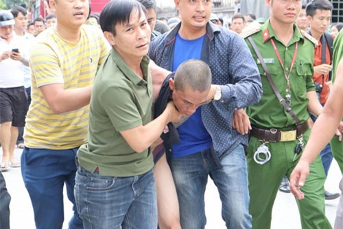 Nghi ngáo đá, ném con từ mái nhà xuống đất