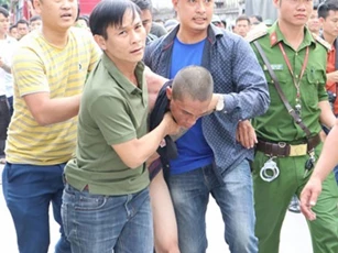 Nghi ngáo đá, ném con từ mái nhà xuống đất