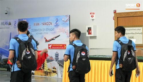 Bùi Tiến Dũng cất táo đầy ngăn cạnh ba lô để chống đói trên hành trình rời Myanmar về Việt Nam