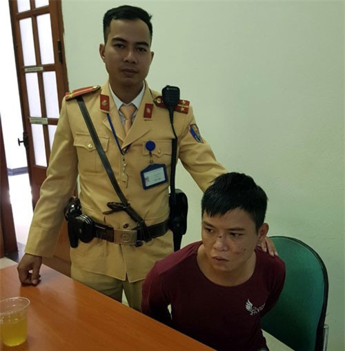 Hà Nội: Cảnh sát giao thông tóm gọn tên cướp điện thoại của thiếu nữ