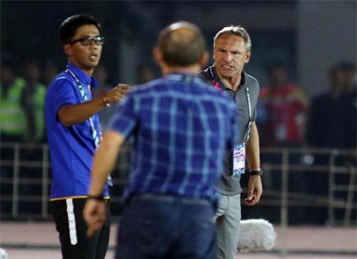 Bênh Công Phượng, thầy Park khẩu chiến với HLV Myanmar