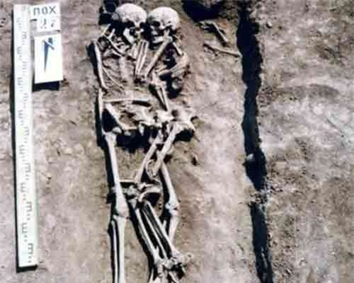 Phát hiện hài cốt cặp đôi quấn chặt nhau 3.000 năm