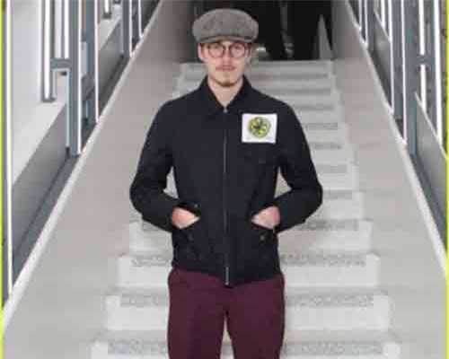 Cậu cả nhà Vic - Becks xuất hiện lịch lãm trong tiệc khai trương