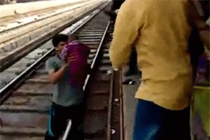 Clip: Bị rơi xuống đường ray khi tàu chạy qua, em bé vẫn may mắn thoát nạn