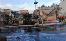 Clip: Xe bồn chở xăng bốc cháy 'rực trời' tại Bình Phước, 6 người tử vong và 19 nhà bị thiêu rụi