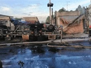 Clip: Xe bồn chở xăng bốc cháy 'rực trời' tại Bình Phước, 6 người tử vong và 19 nhà bị thiêu rụi