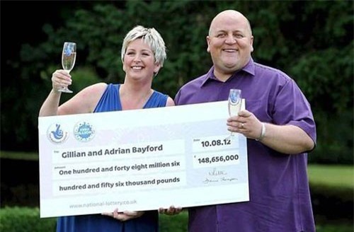 Trúng số 6.300 tỷ đồng, tưởng giàu có sung sướng nhưng lại phải “bỏ xứ mà đi”