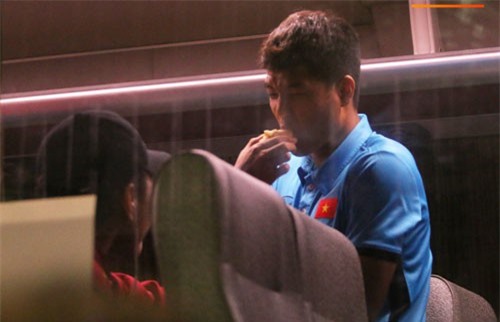 Vừa về tới Việt Nam, Xuân Trường muốn yên tĩnh nhưng Đức Chinh thì tìm mọi cách trêu chọc cho bằng được