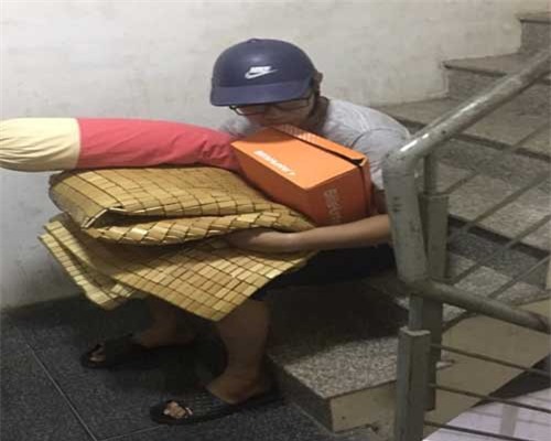 Thanh niên uống bia về muộn bị vợ đuổi ra ngoài ngủ, hội anh em rủ nhau đừng 'lấy vợ sớm'