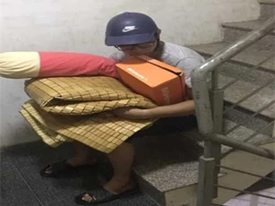 Thanh niên uống bia về muộn bị vợ đuổi ra ngoài ngủ, hội anh em rủ nhau đừng 'lấy vợ sớm'