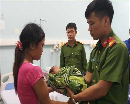 Nghệ An: Mẹ đẻ bán con 20 ngày tuổi với giá 40 triệu, huyện miền núi rúng động